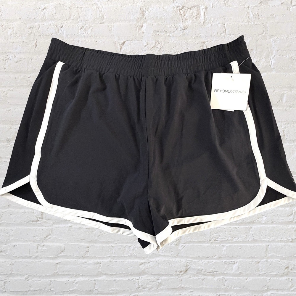 Beyond Yoga Go Retro Shorts Size XL Black White Trim Dolphin Gym 80s Retro NWT